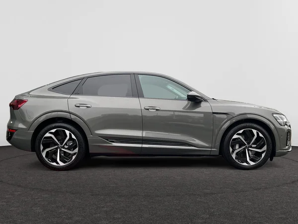 AUDI Q8 e-tron Sportback (2025) — foto 21 van 24