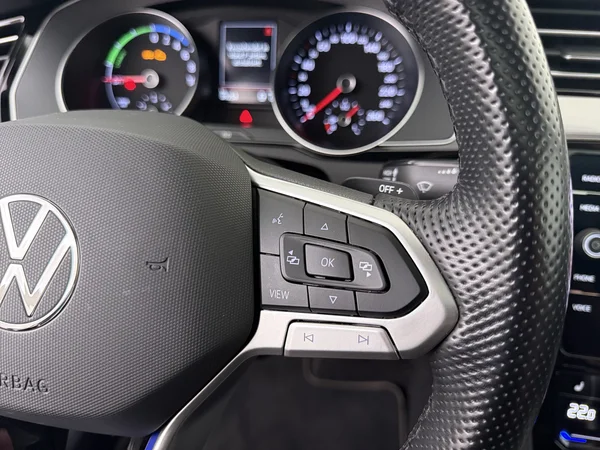 VOLKSWAGEN Passat Variant (2022) — foto 13 van 26