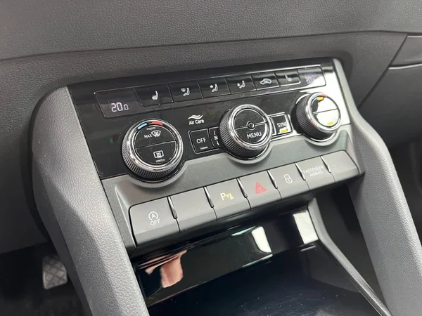 SKODA Karoq (2024) — foto 8 van 21