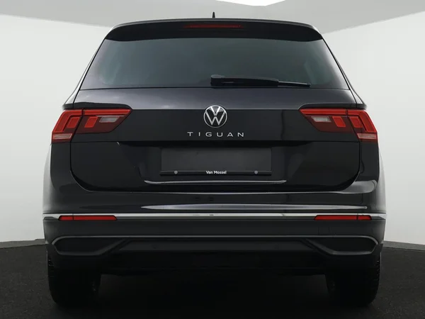 VOLKSWAGEN Tiguan (2022) — foto 2 van 25