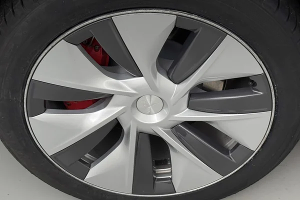 Tesla Model 3 (2023) — foto 24 van 36