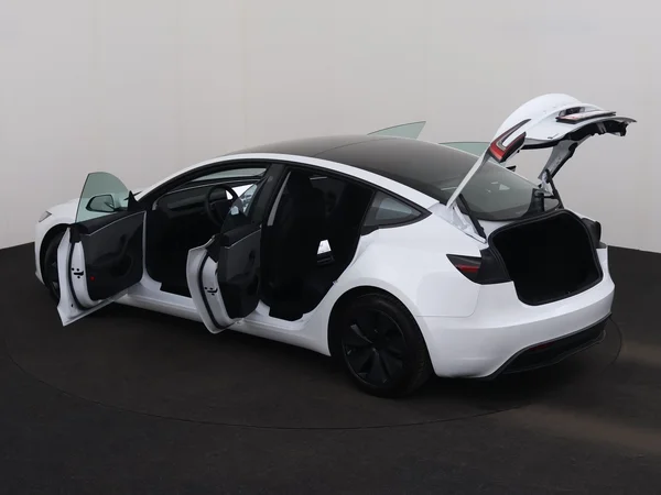TESLA Model 3 (2024) — foto 27 van 28