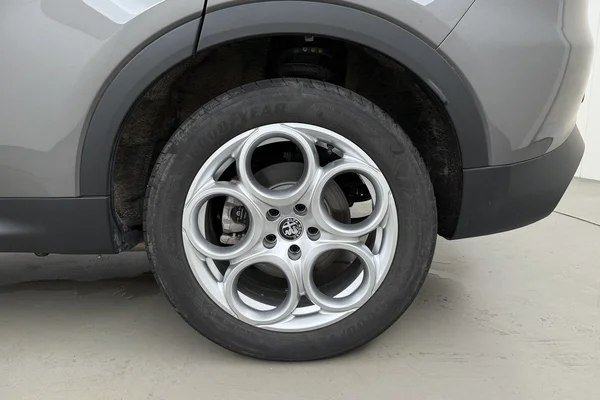 Alfa Romeo Tonale PHEV (2025) — foto 9 van 12