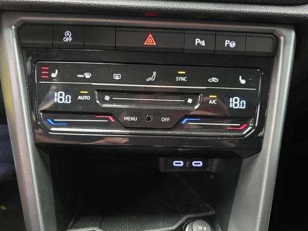 VOLKSWAGEN T-Roc (2022) — foto 18 van 29