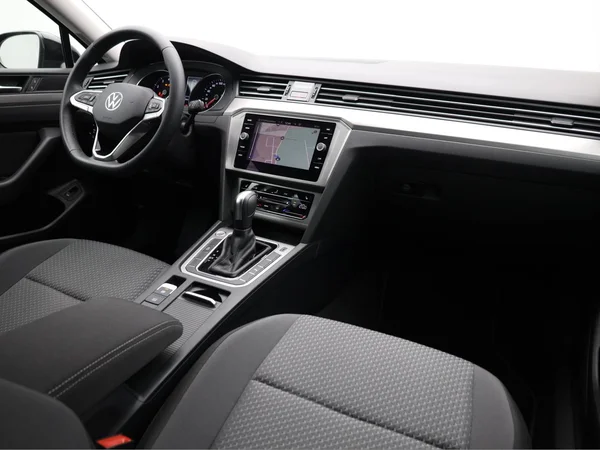 VOLKSWAGEN Passat SW (2021) — foto 13 van 19