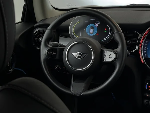 MINI Cooper SE (2023) — foto 14 van 31