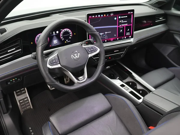 VOLKSWAGEN Passat SW (2024) — foto 14 van 31