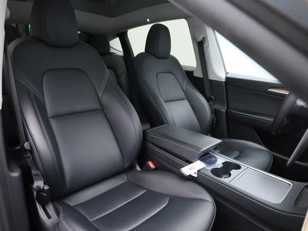 Tesla Model Y (2022) — foto 31 van 43