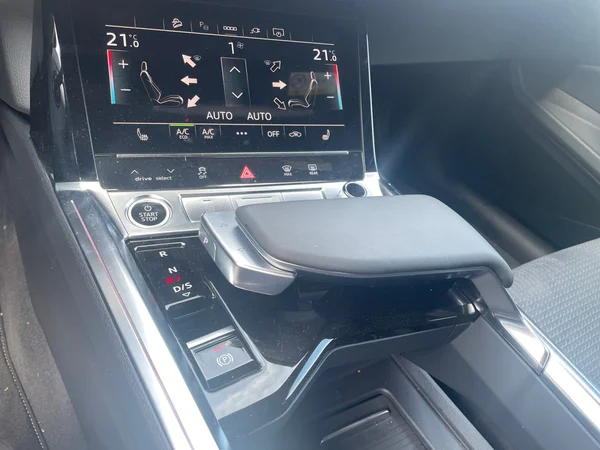 AUDI Q8 e-tron Sportback (2025) — foto 10 van 21