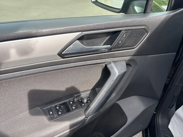 VOLKSWAGEN Tiguan (2016) — foto 5 van 16