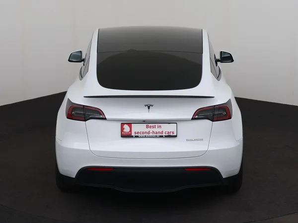 TESLA Model Y (2024) — foto 27 van 30