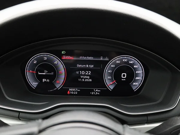Audi A4 (2023) — foto 11 van 45