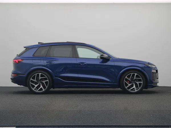 AUDI SQ6 e-tron (2024) — foto 25 van 27