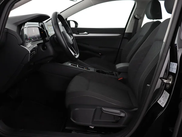 VOLKSWAGEN Golf (2024) — foto 2 van 28