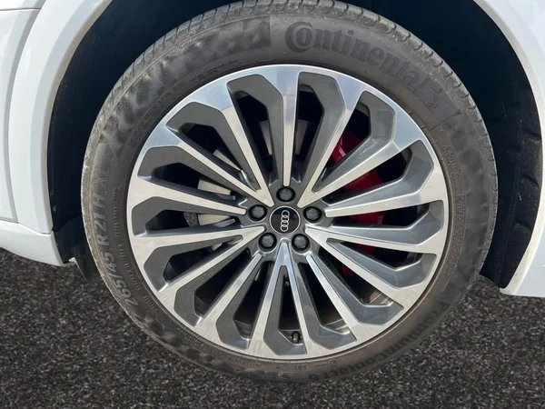 AUDI Q8 Sportback e-tron (2024) — foto 4 van 24