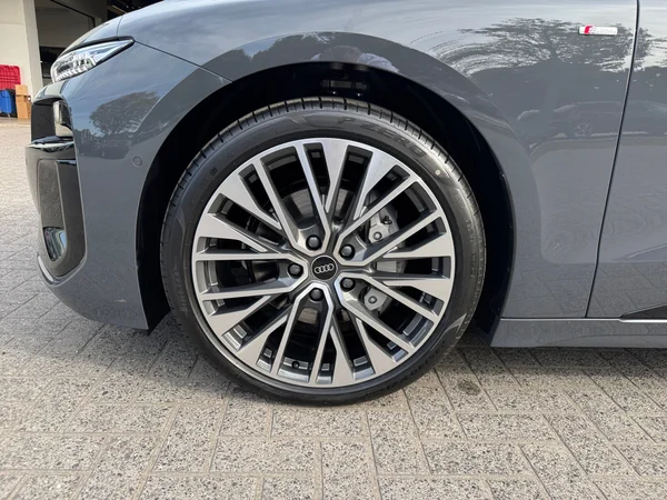AUDI A6 Sportback e-tron (2025) — foto 16 van 24