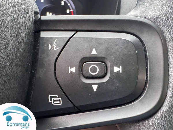 Volvo XC-40 (2022) — foto 33 van 40