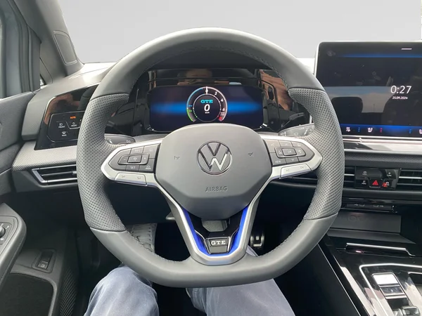 VOLKSWAGEN Golf VIII GTE (2024) — foto 14 van 16
