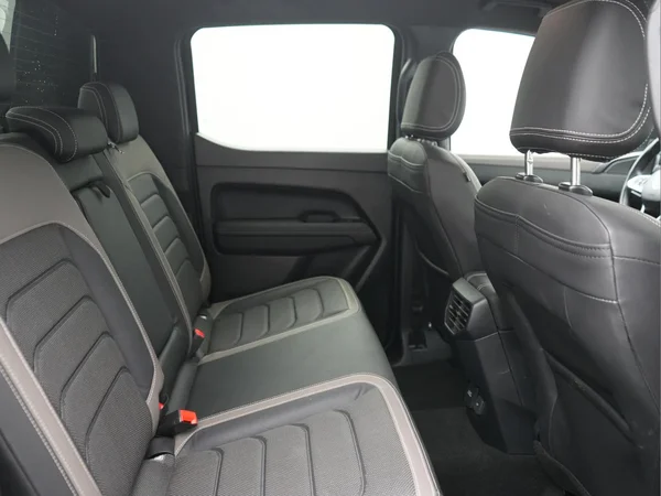 VOLKSWAGEN Amarok Double Cab Dsl (2024) — foto 6 van 28