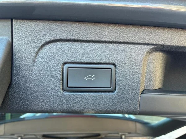 VOLKSWAGEN Touran (2023) — foto 14 van 23