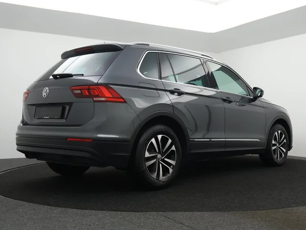 VOLKSWAGEN Tiguan (2020) — foto 25 van 29