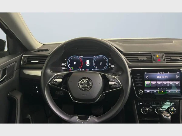 Skoda Superb Combi (2023) — foto 3 van 27