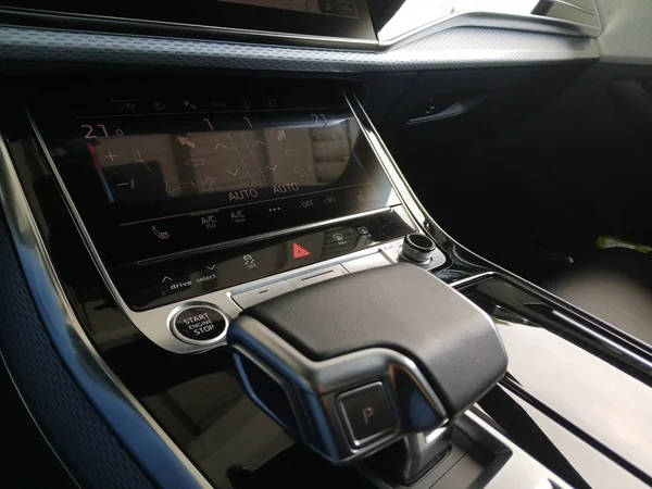 AUDI Q8 SUV e-hybrid (PHEV) (2024) — foto 4 van 19