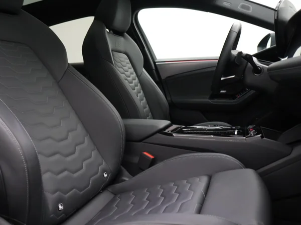 AUDI A6 Sportback e-tron (2025) — foto 2 van 37