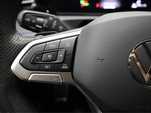VOLKSWAGEN Tiguan (2025) — foto 8 van 24
