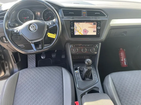VOLKSWAGEN Tiguan (2019) — foto 15 van 21
