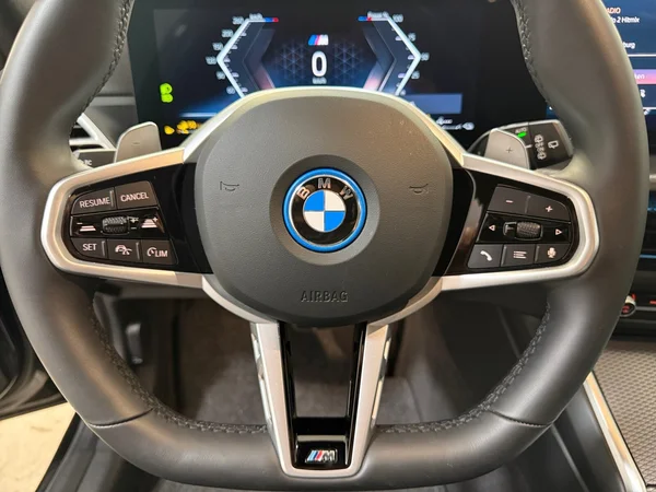 BMW 330 (2025) — foto 7 van 30