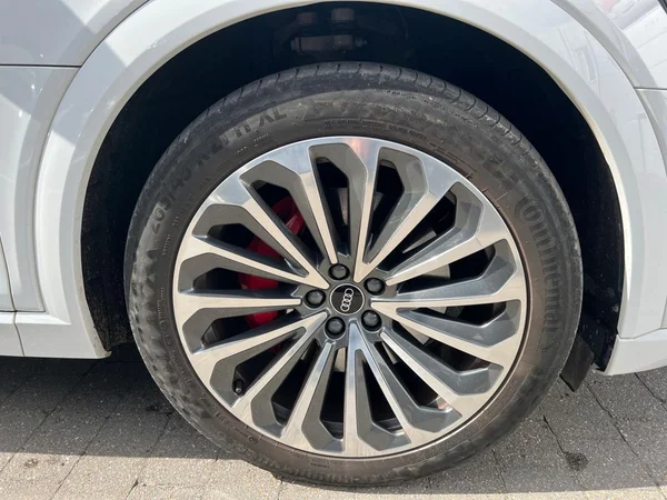 AUDI Q8 Sportback e-tron (2024) — foto 17 van 24