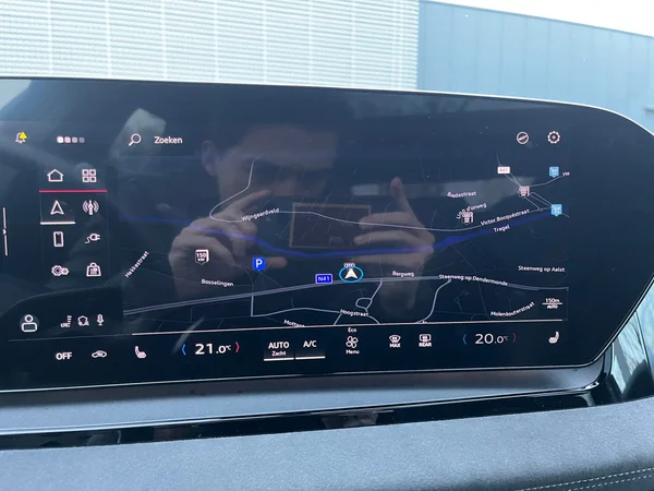 AUDI Q6 e-tron (2024) — foto 14 van 24