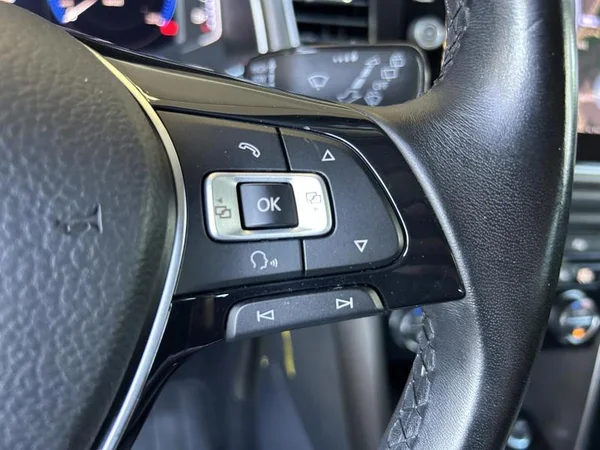 VOLKSWAGEN T-Roc (2018) — foto 25 van 34