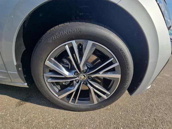SKODA Enyaq Coupé (2025) — foto 4 van 24