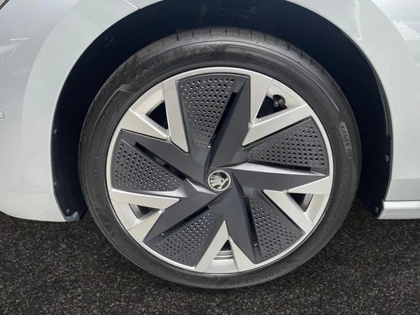 SKODA Superb Combi (2025) — foto 11 van 16