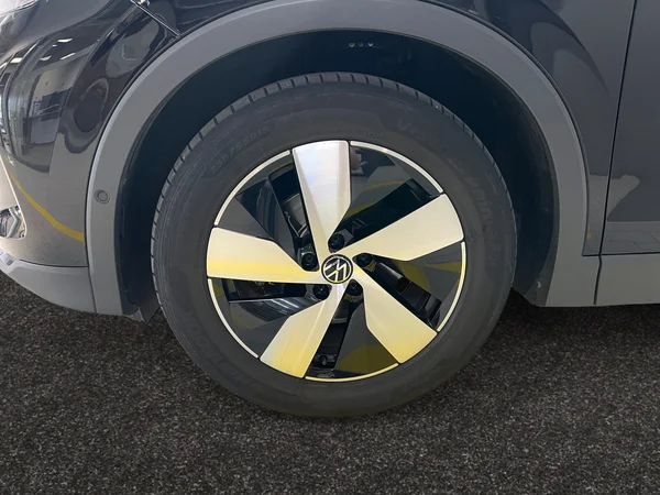 VOLKSWAGEN Tiguan (2024) — foto 12 van 16