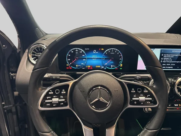 Mercedes-Benz GLA (2022) — foto 2 van 21