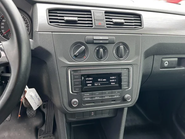 Volkswagen Caddy (2017) — foto 3 van 21
