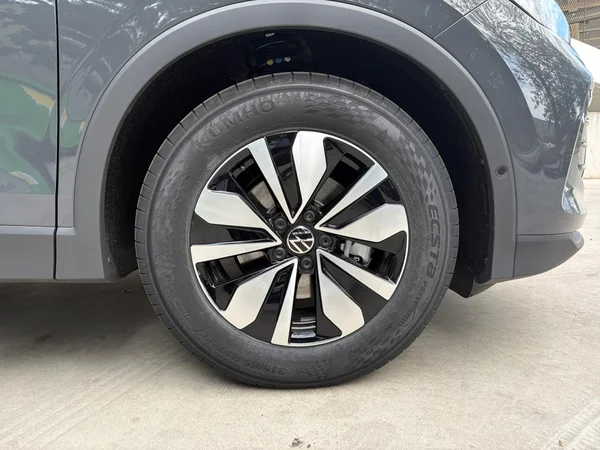 VOLKSWAGEN Tiguan (2026) — foto 17 van 24