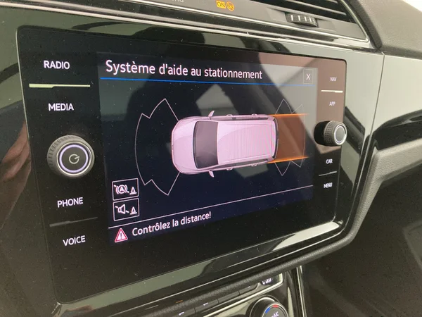 VOLKSWAGEN Touran (2020) — foto 24 van 36