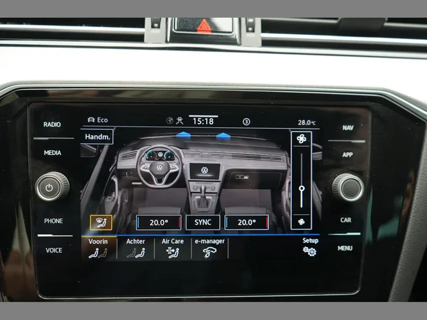 VOLKSWAGEN Passat GTE (2020) — foto 24 van 30
