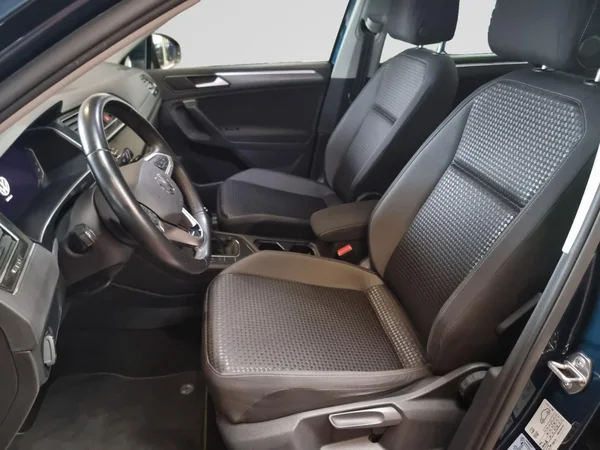 VOLKSWAGEN Tiguan (2021) — foto 2 van 23