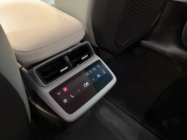 Polestar 4 (2025) — foto 20 van 32