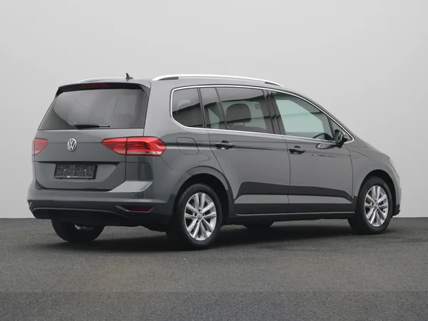 VOLKSWAGEN Touran (2016) — foto 10 van 17