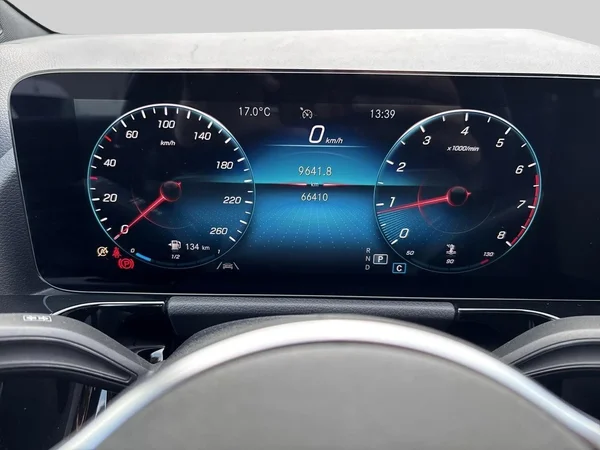 Mercedes-Benz GLA (2022) — foto 3 van 26
