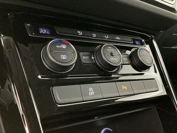 VOLKSWAGEN Touran (2019) — foto 20 van 36