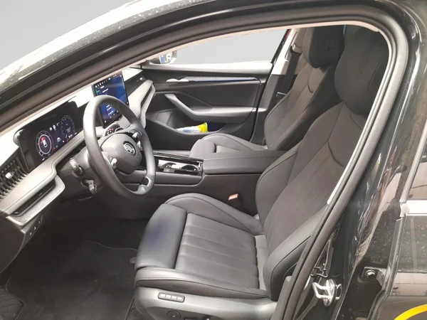 SKODA Superb Combi (2025) — foto 4 van 23