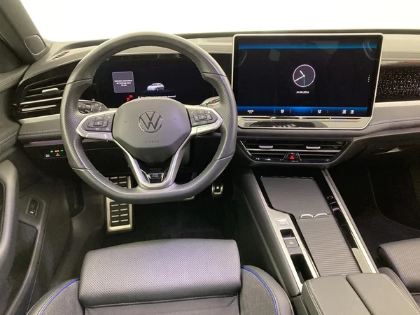 VOLKSWAGEN Passat SW (2024) — foto 10 van 36