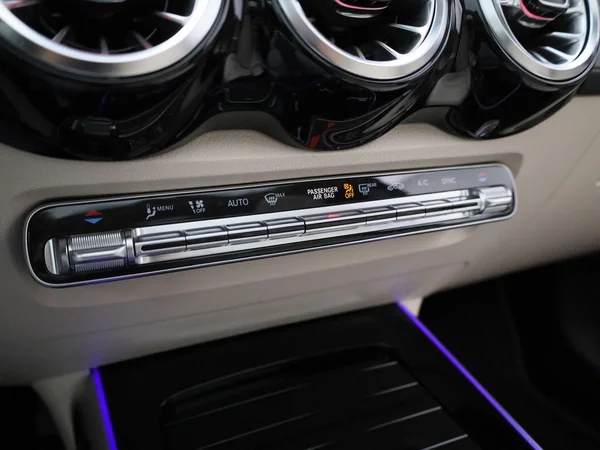 Mercedes-Benz GLB (2021) — foto 22 van 45